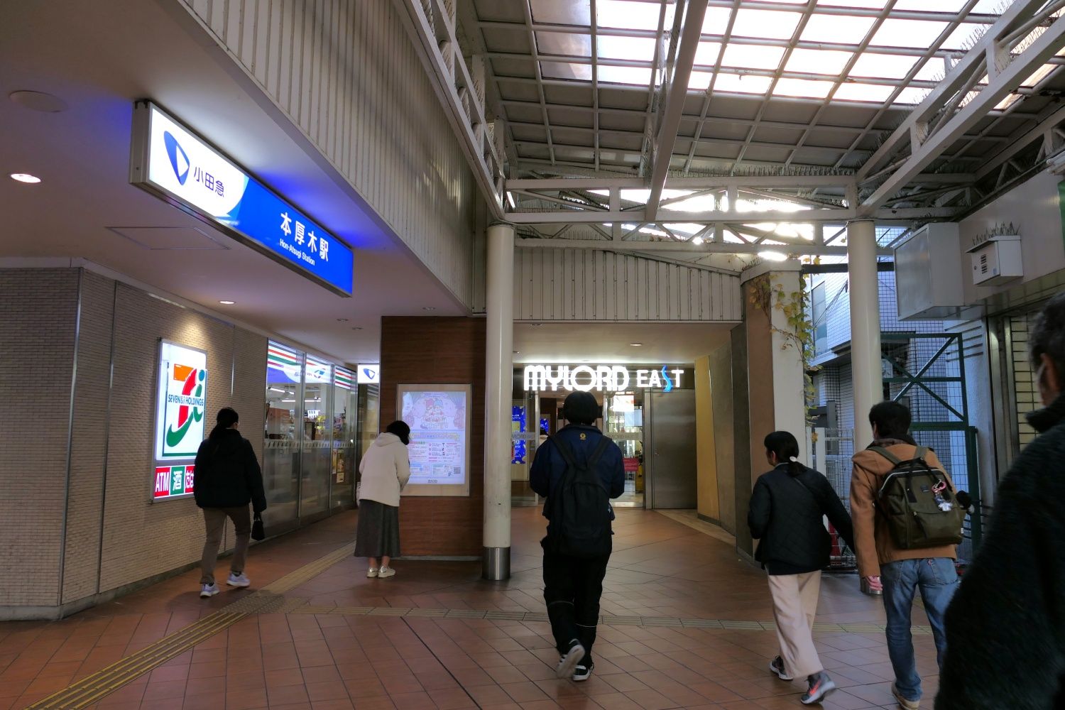 「ミロードイースト」の先に東口改札がある（記者撮影）