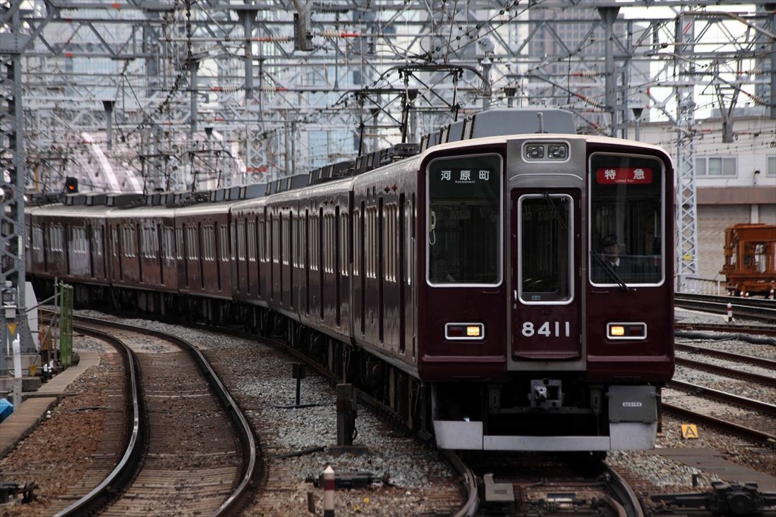 1988年に登場した8000系の京都線仕様、8300系。この系列以降に登場した車両は屋根周りを白く塗り分けた塗装が標準となった（撮影：南正時）