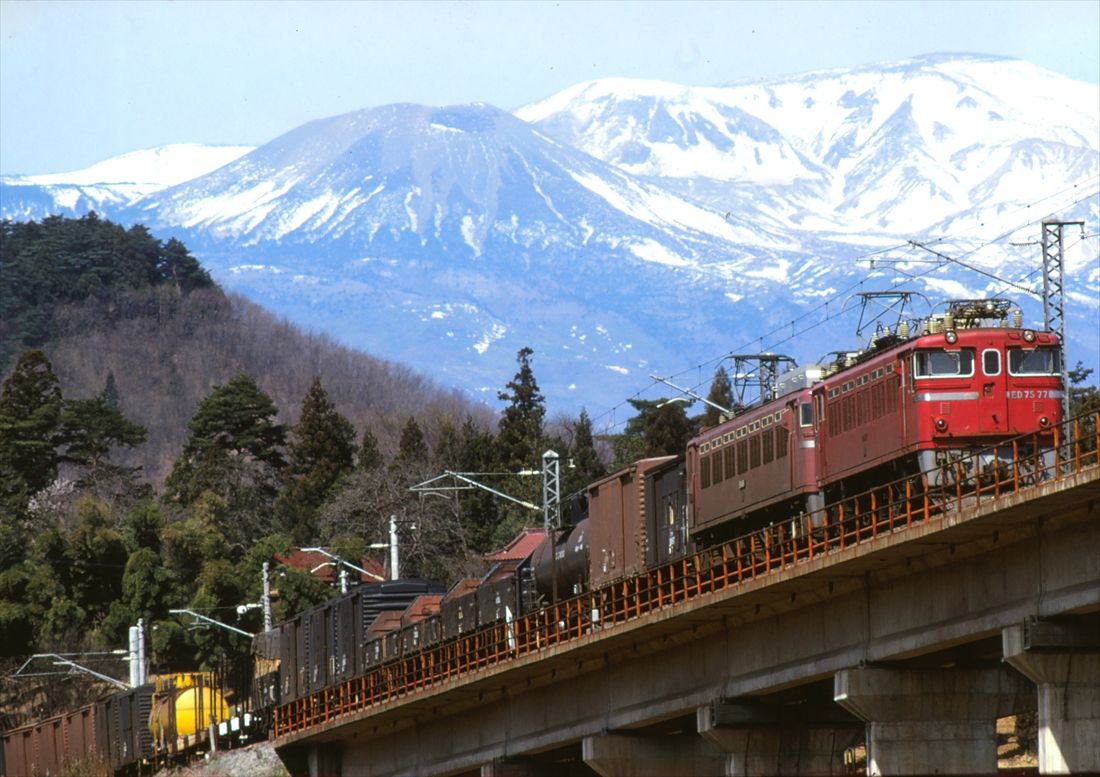 東北本線金谷川付近を走るED75形重連の貨物列車（撮影：南正時）