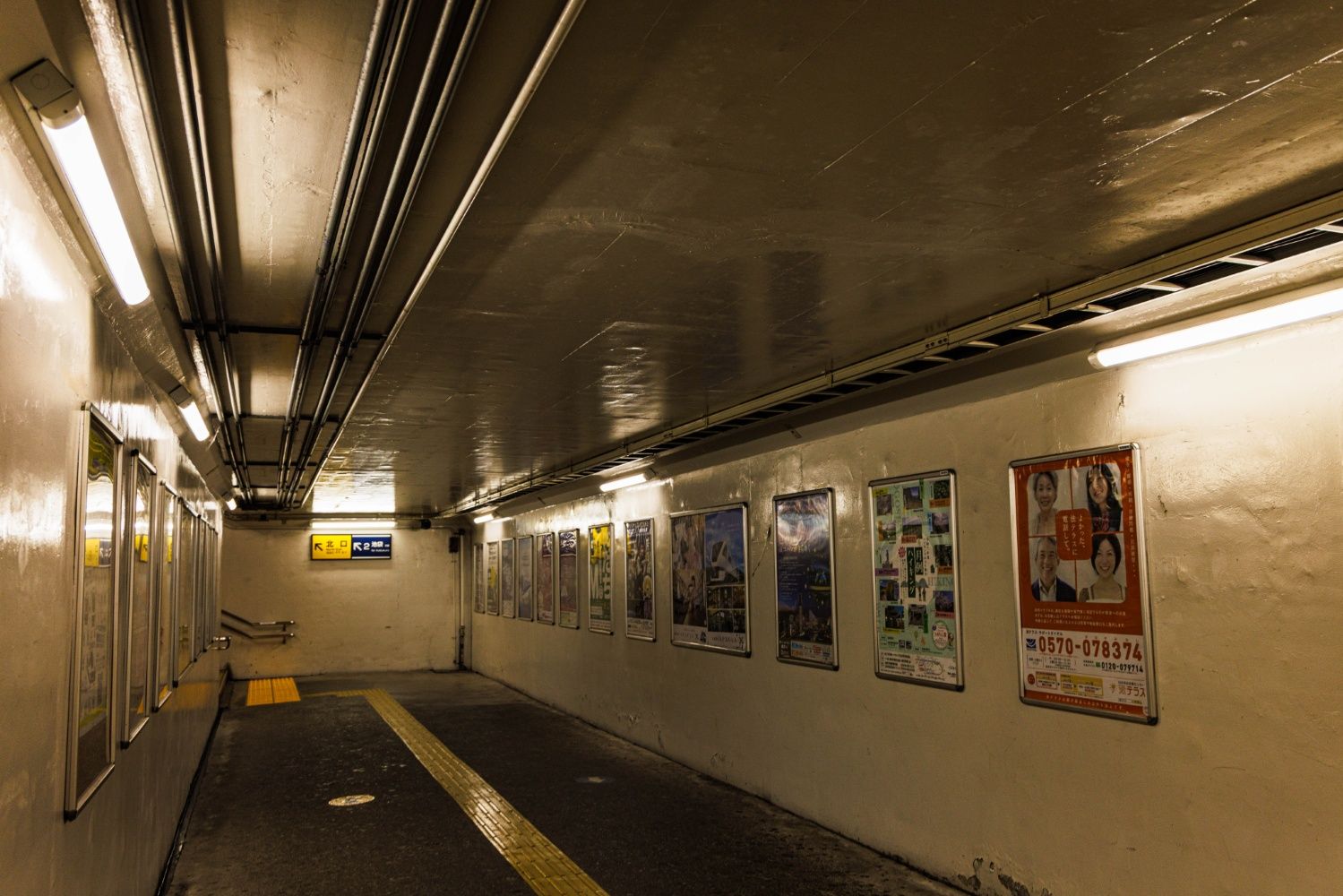 上下線のホームは地下道で連絡。南口改札はこの地下道に直結（撮影：鼠入昌史）