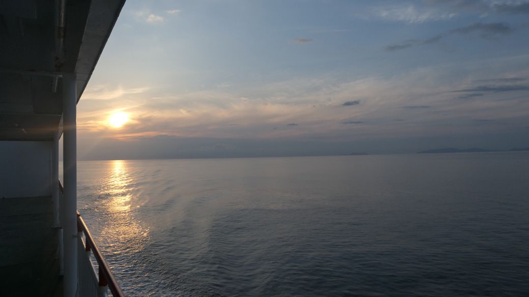 フェリーから眺める夕陽は、格別なものがある（筆者撮影）