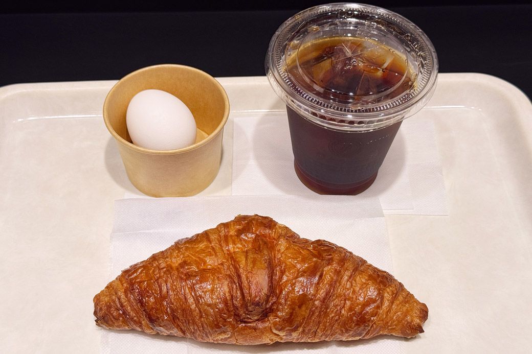クロワッサンモーニングセット580円。特大サイズのクロワッサンは、しっとり食感で食べ応えあり（筆者撮影）