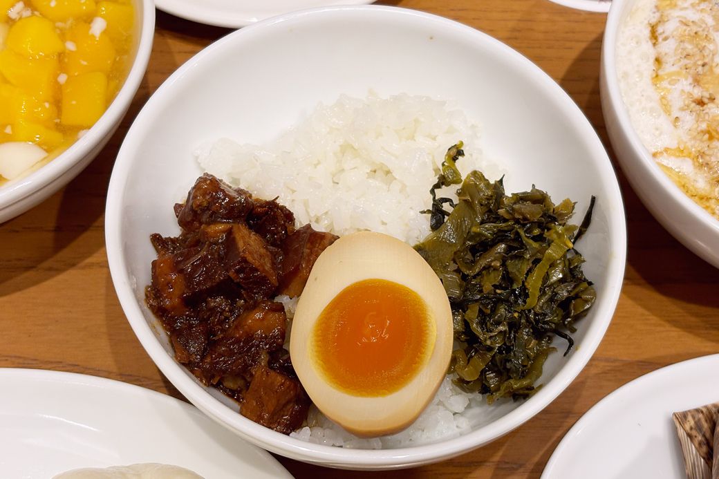 魯肉飯は豚の角煮、煮玉子、高菜入り。ご飯がすすむ味です（筆者撮影）