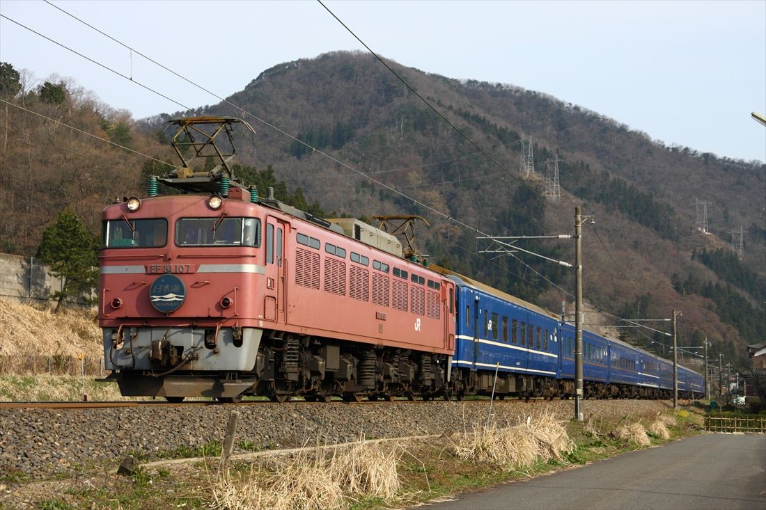 北陸本線湯尾付近を走るEF81形牽引の寝台特急「日本海」（撮影：南正時）