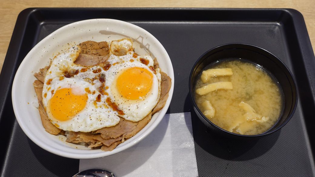 松屋の「今治焼豚玉子飯」。今治片山店にて（筆者撮影）