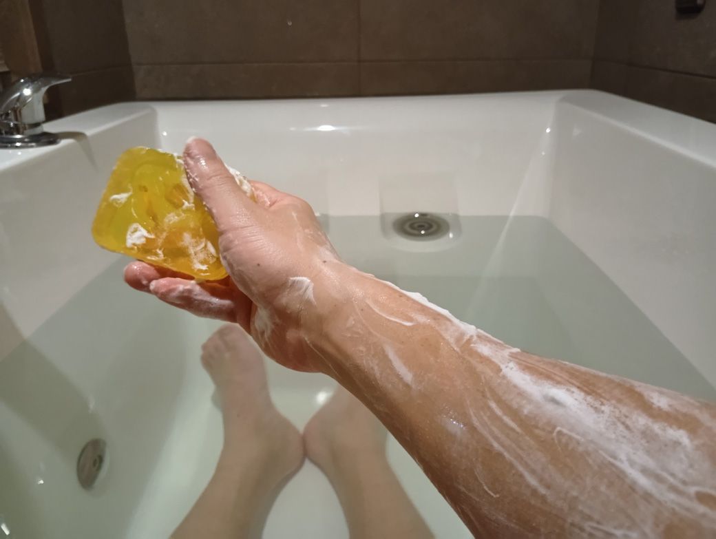 石鹸の中に高麗人参が入ってるのが見えるだろうか？（筆者撮影）