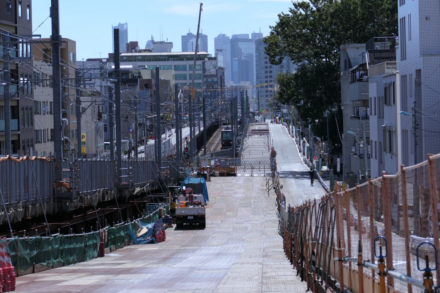 奥に新宿の超高層ビルがそびえる（記者撮影）