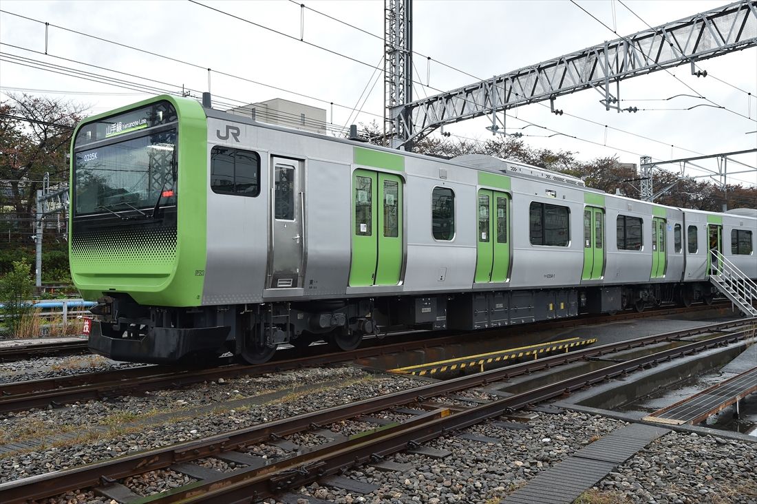 山手線のE235系電車。2015年デビュー時のトップナンバーの編成＝2015年（撮影：風間仁一郎）