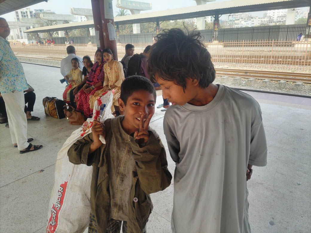 大きな袋を持つ少年（筆者撮影）