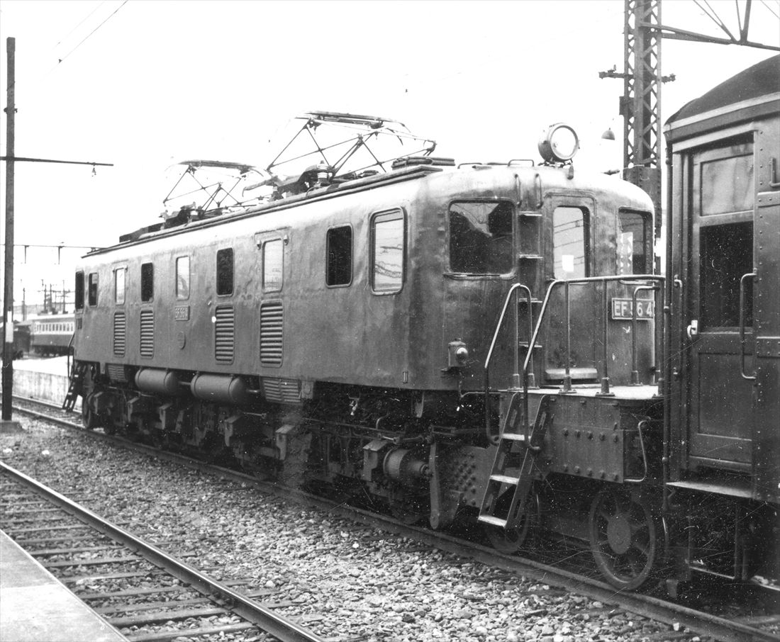 国鉄の電気機関車で初めて客車用の「蒸気暖房装置」を搭載したEF56形（写真：大塚康生）