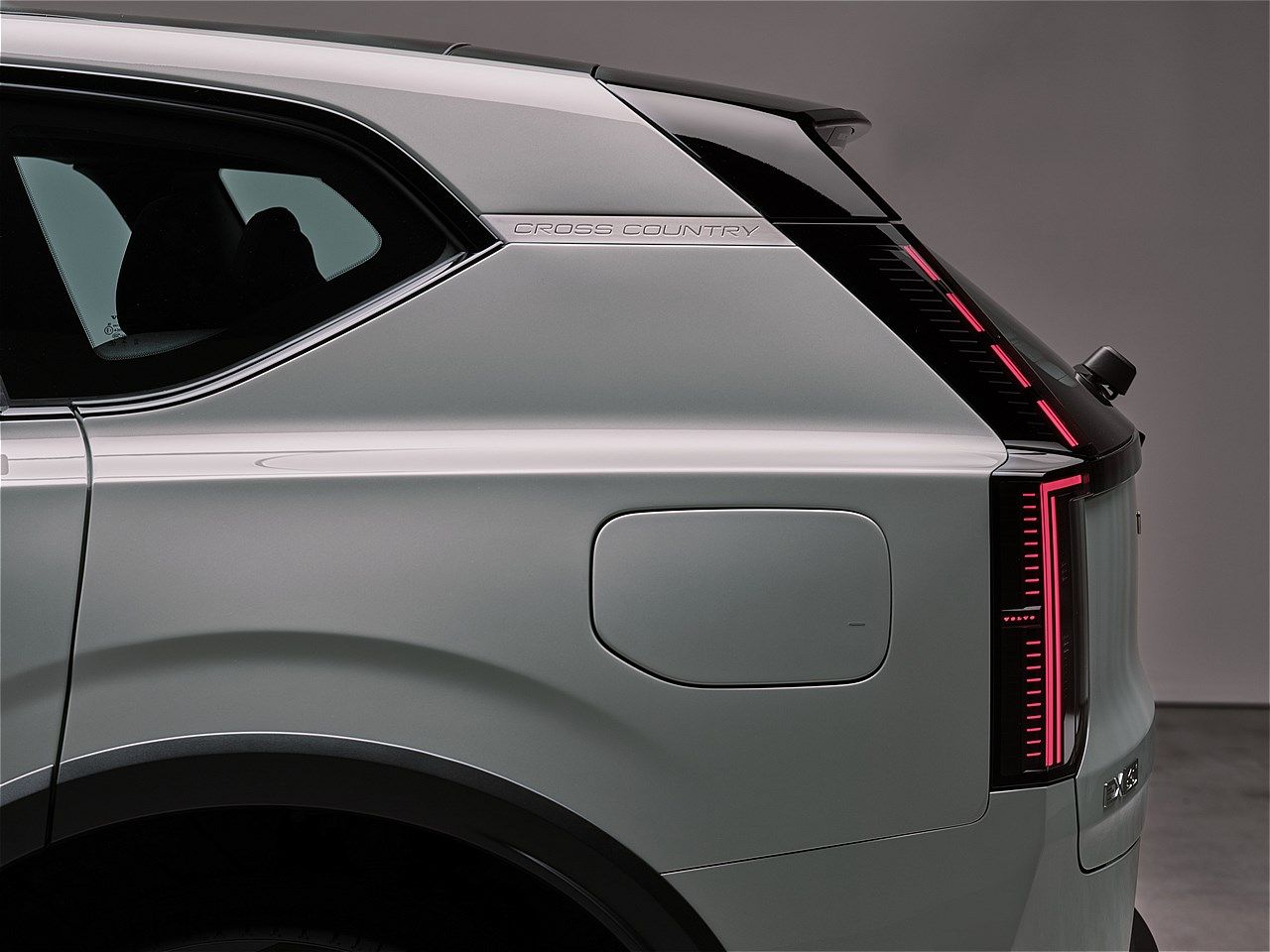 EX60と同時に発表されたボルボ「EX60クロスカントリー」（写真：ボルボ・カー・ジャパン）