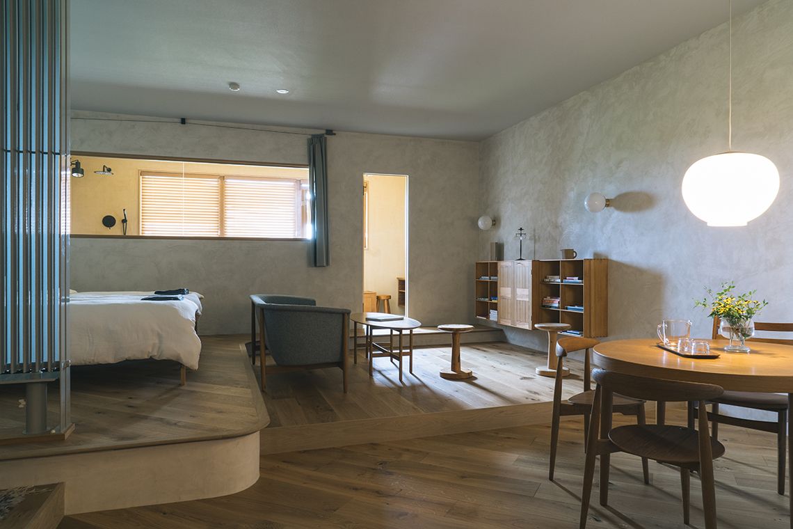 木材がふんだんに使われた、柔らかな雰囲気の客室