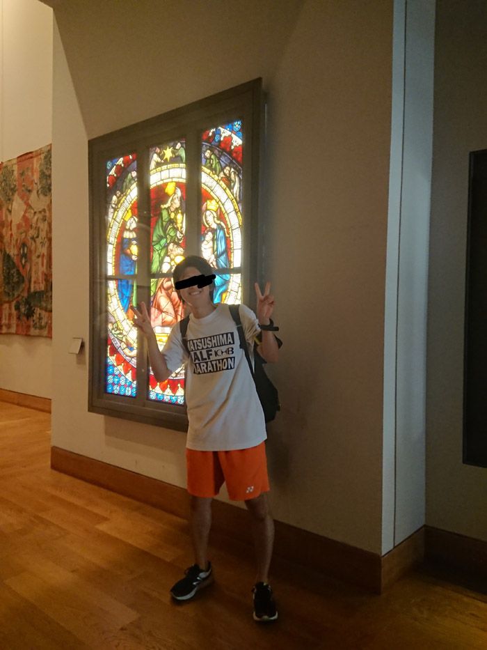 フランスのルーブル美術館×YONEXハーフパンツ（筆者撮影）