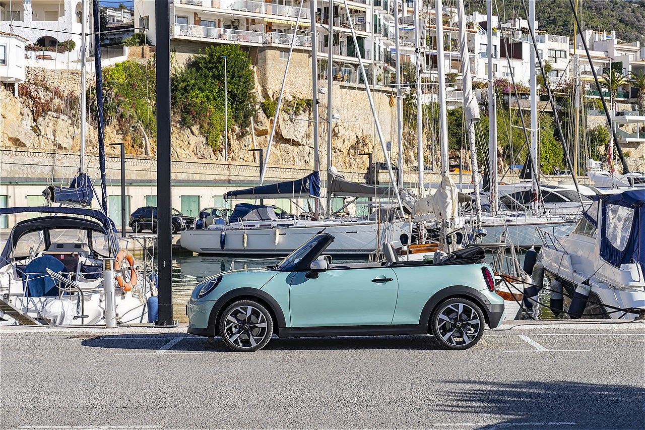 MINI（ミニ）の新型「ミニ・クーパー・コンバーチブルS」（写真：MINI）