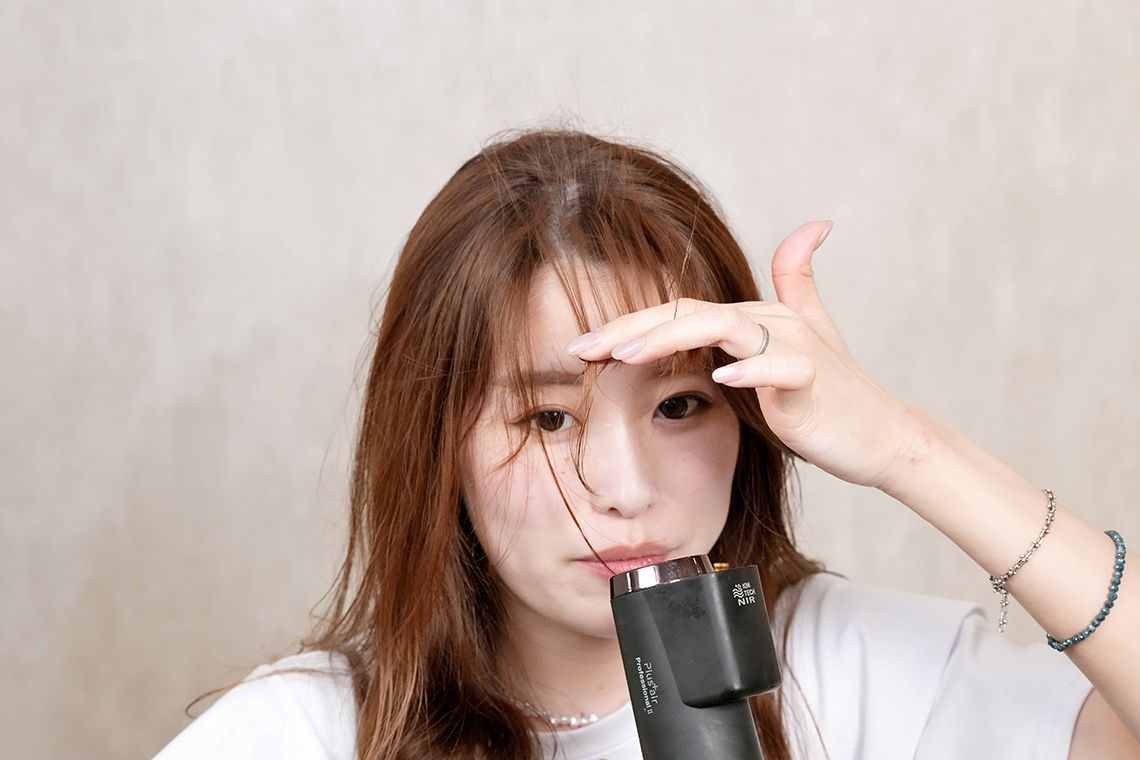 前髪のセットの仕方を解説するAYAMARさん