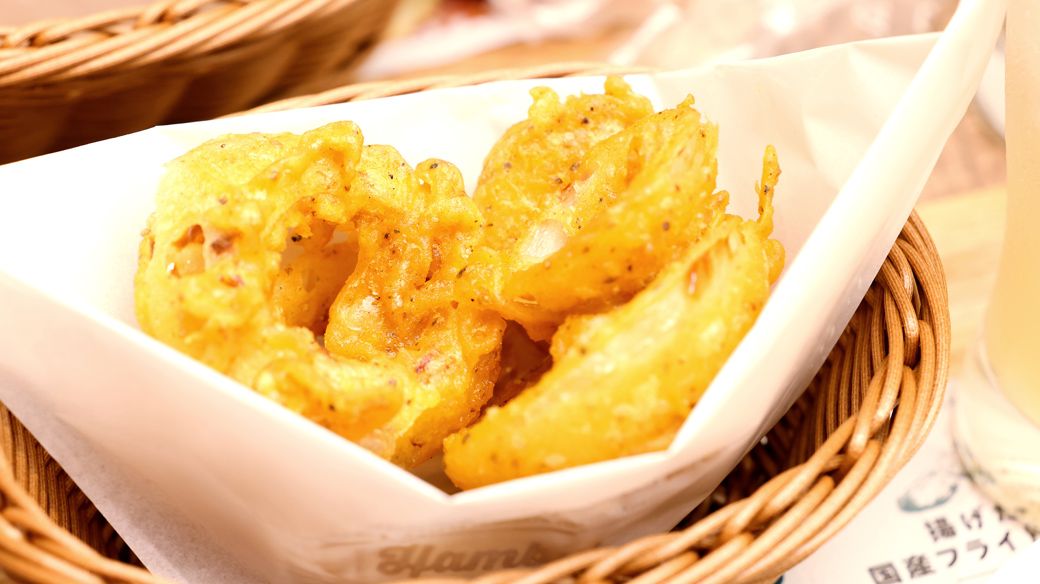 フレッシュネスの商品開発担当一押しのオニオンリング。新玉ねぎでは食感や味が変わってしまうため、秋冬の限定となる（撮影：尾形文繁）
