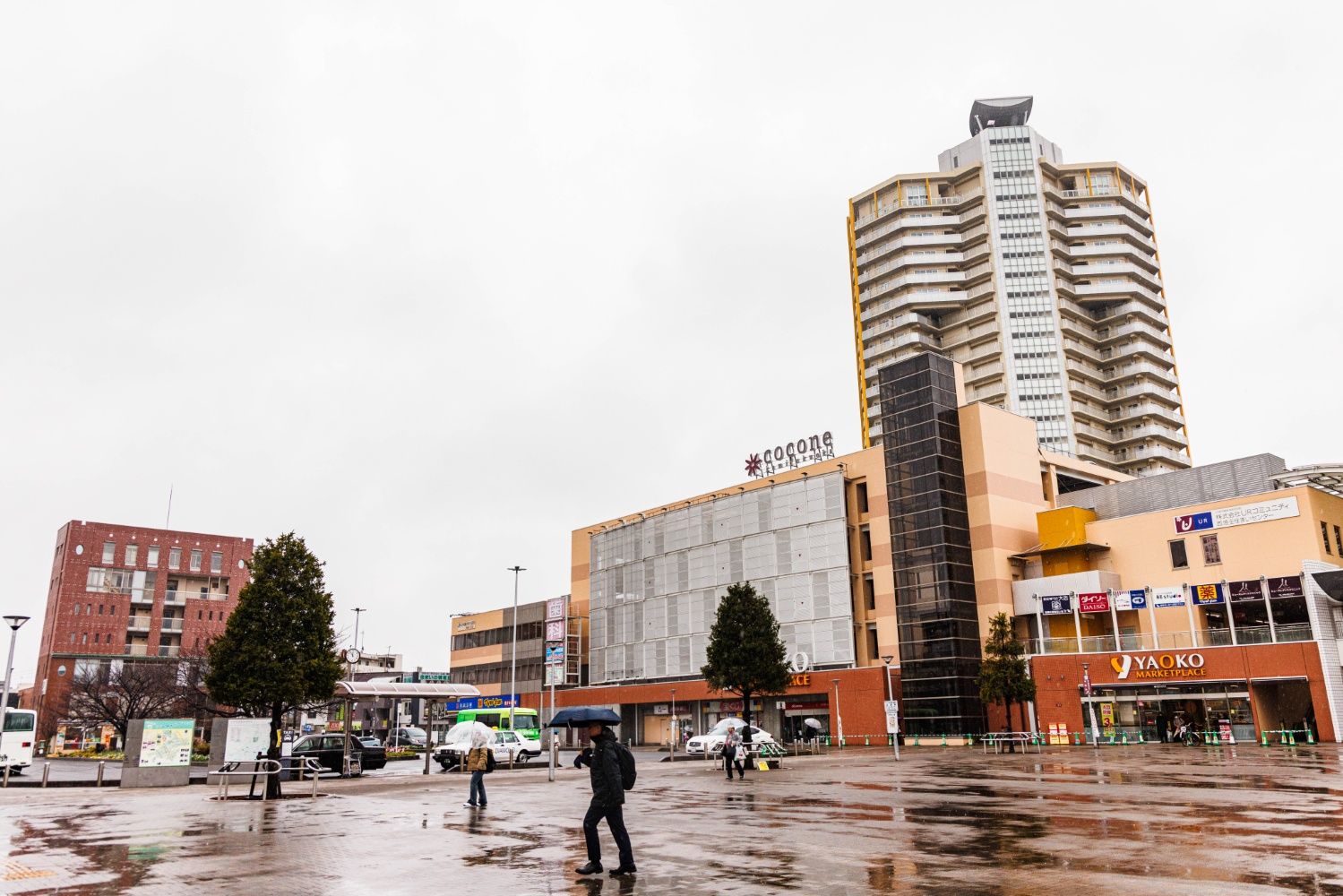 上福岡駅西口の風景は、かつての団地から巨大スーパーに。奥には高層マンションが見える（撮影：鼠入昌史）