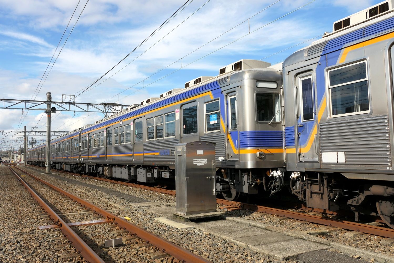 4両と2両の編成を連結（記者撮影）