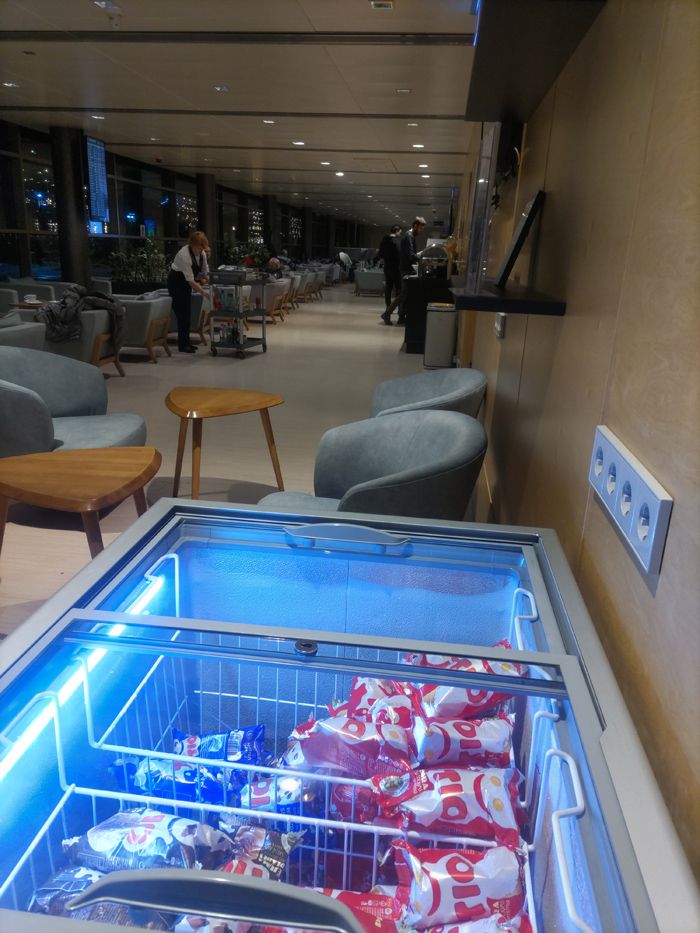 ラトビアのラウンジには大量のアイスクリームが⋯！（筆者撮影）