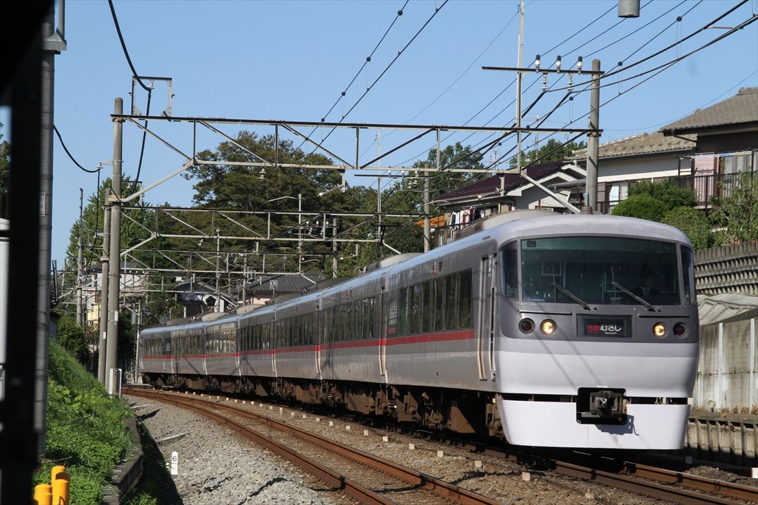 先代の5000系とは対照的に丸みのあるデザインとなった10000系ニューレッドアロー（撮影：南正時）