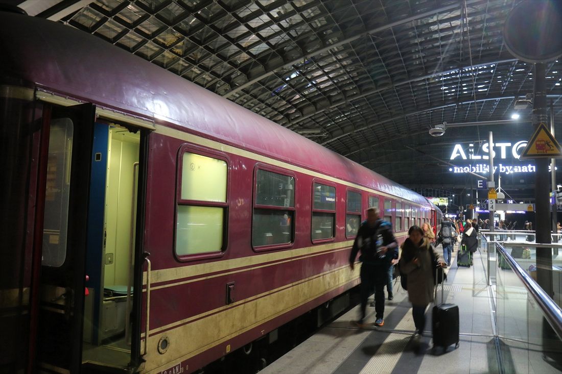 深夜でも多くの乗客が乗り込む夜行列車（撮影：橋爪智之）