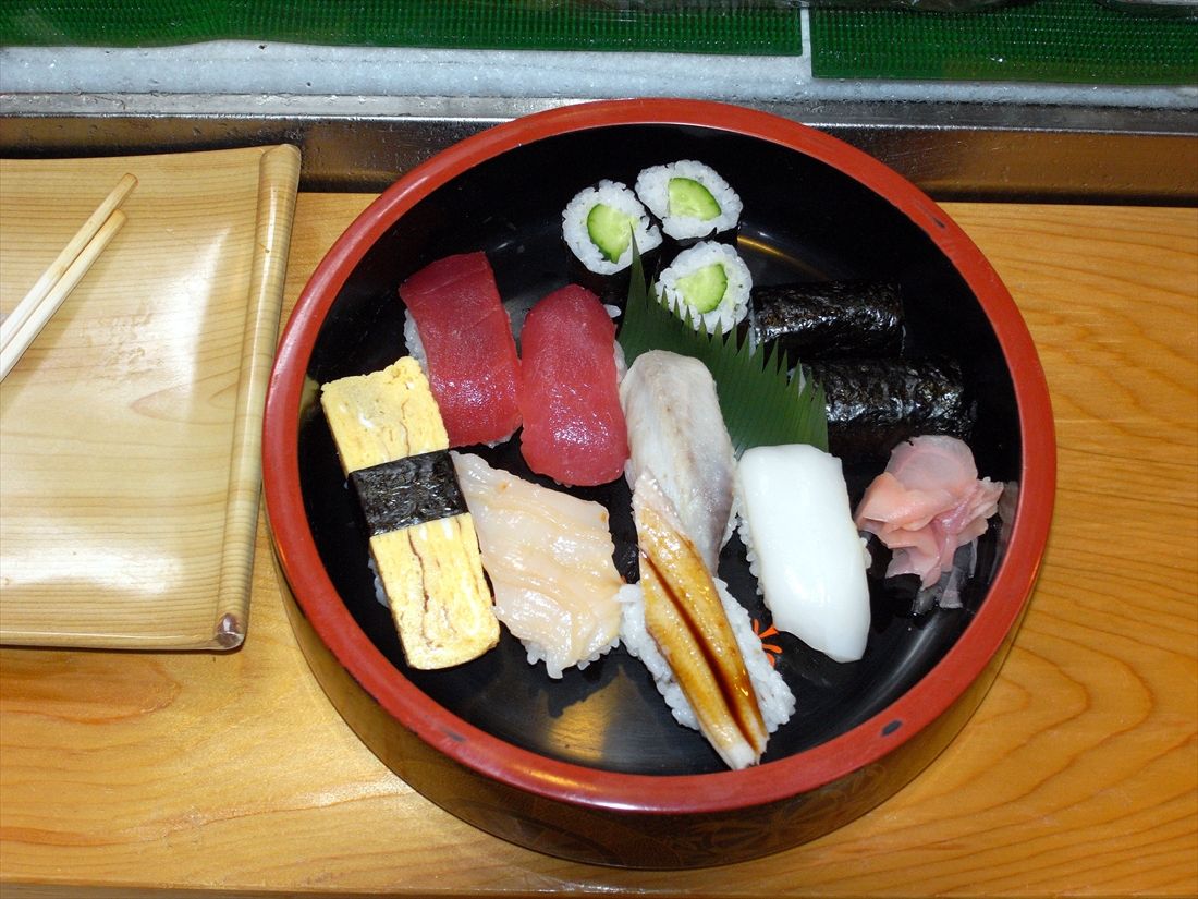 「すし電車」で提供されていた「おこのみ寿司（上にぎり）」を再現。これが急行電車内で食べられた（撮影：南正時）