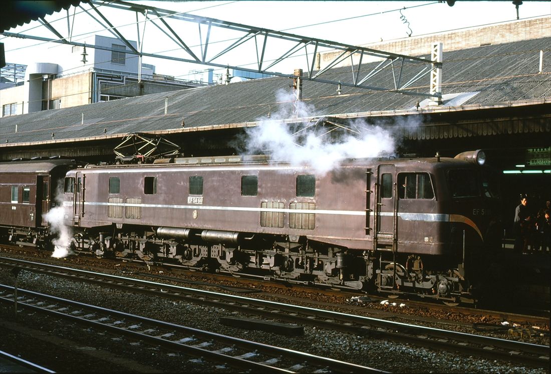 一般の列車を牽いて京都駅に停車中のEF58形60号機。お召列車指定機として車体全周に銀色の帯が入っていた（撮影：南正時）