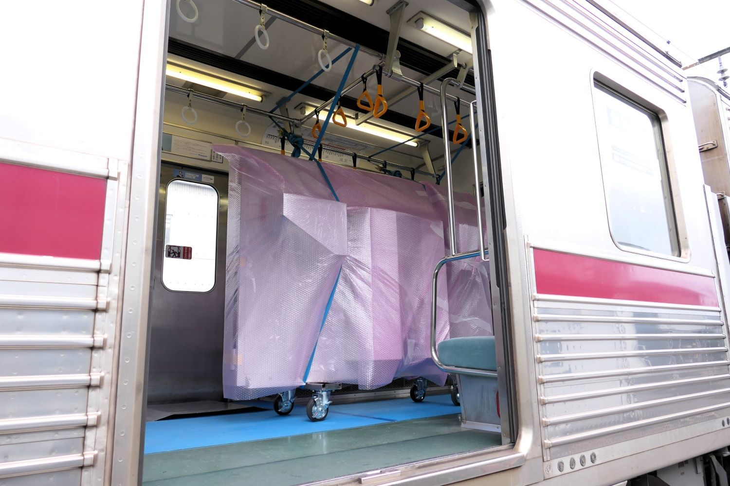 走行中の揺れにも耐えられるように固定（記者撮影）