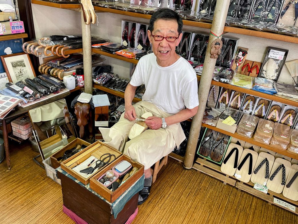 あずまや履物店のご主人 楠香一さん。鼻緒のすげ替えを実演してくれた（筆者撮影）