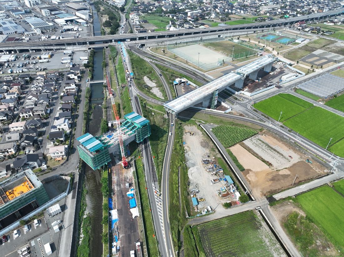 「釜無川橋梁ほか新設工事」の工事現場をドローンで空中から撮影（写真：JR東海）