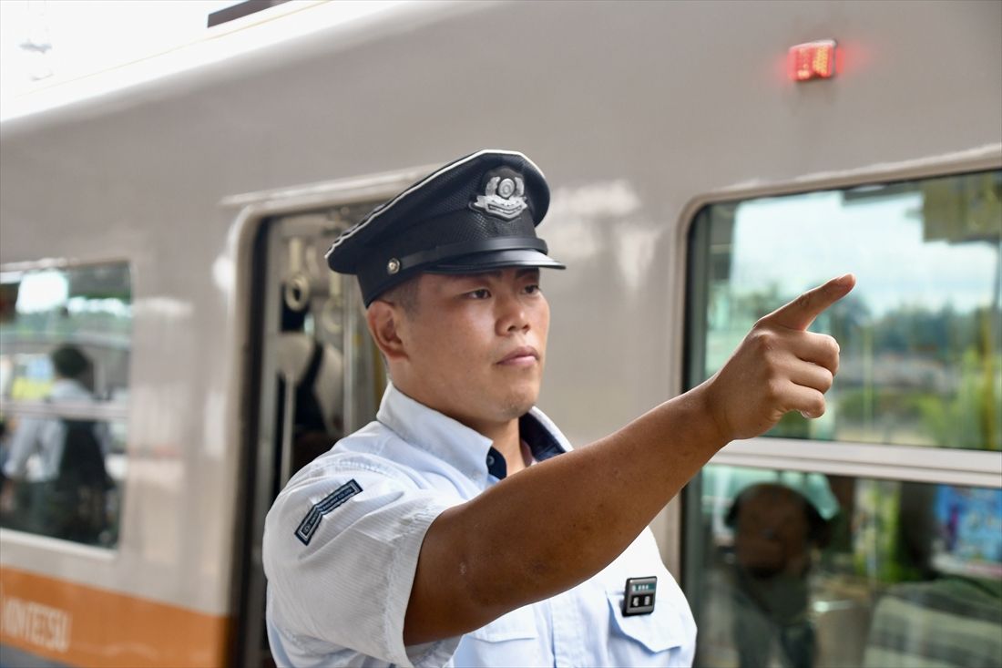 生駒駅の駅員として勤務する松田選手（記者撮影）