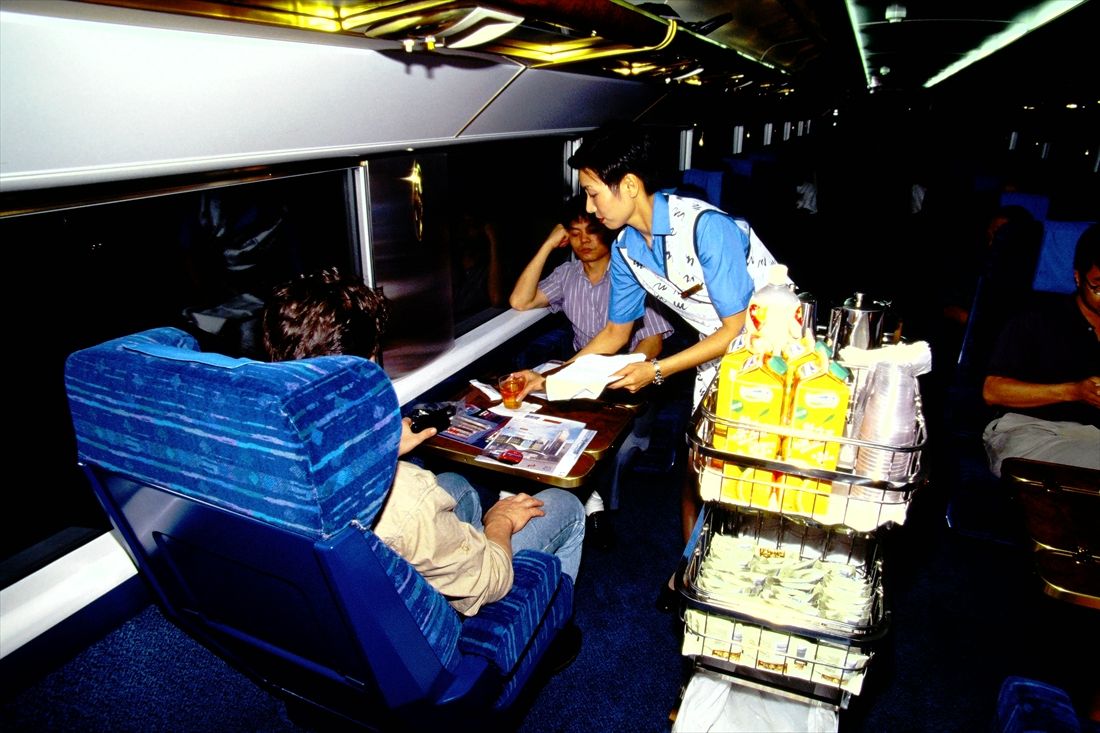 「KTT」運行開始直後の1等車内サービスの様子（筆者撮影）