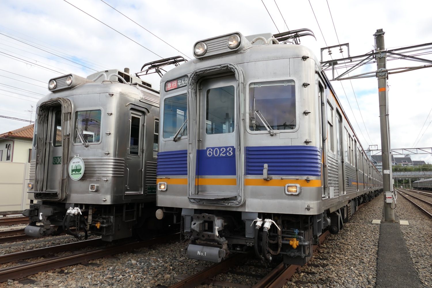 6023編成はほかの一般車両と同じ青とオレンジのライン（記者撮影）