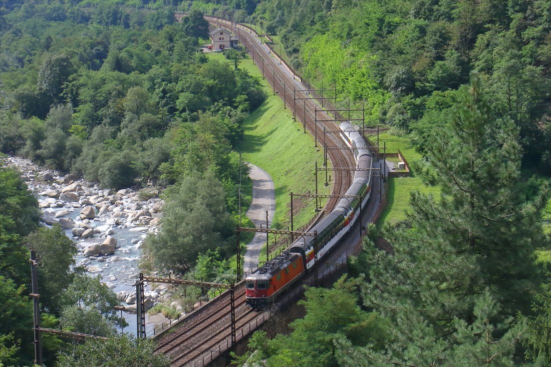 代替ルート確保を目的に残されたゴッタルド旧線。旅客列車のほか一部の貨物列車も迂回運行している（撮影：橋爪智之）