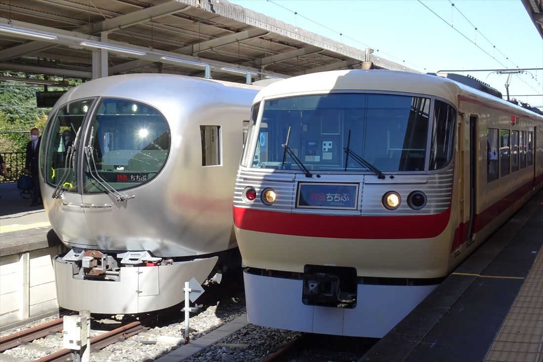 001系「ラビュー」と並んだ「レッドアロークラシック」。2020年の鉄道友の会「ブルーリボン賞」受賞式にて（撮影：南正時）