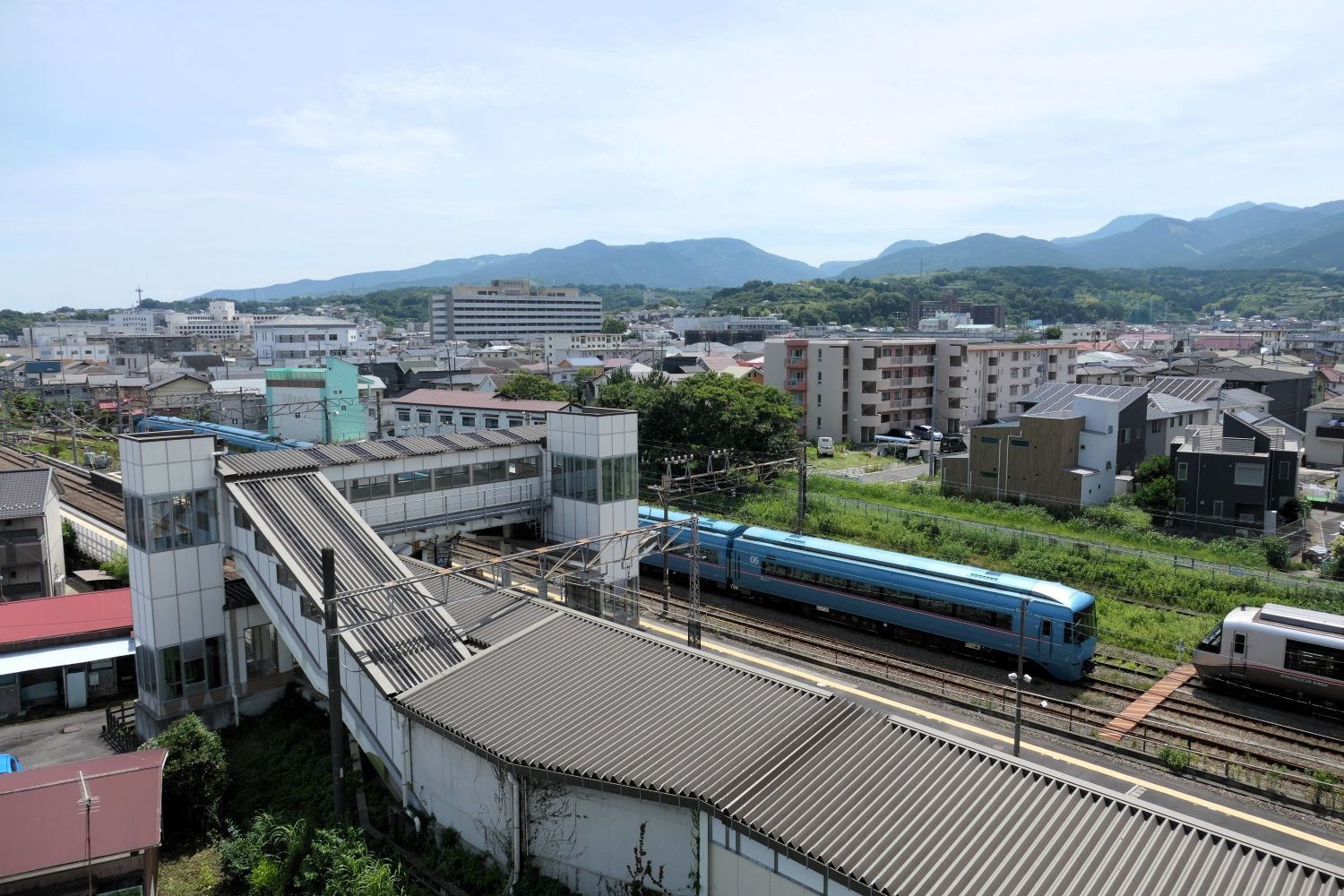 車庫線には特急車両（記者撮影）