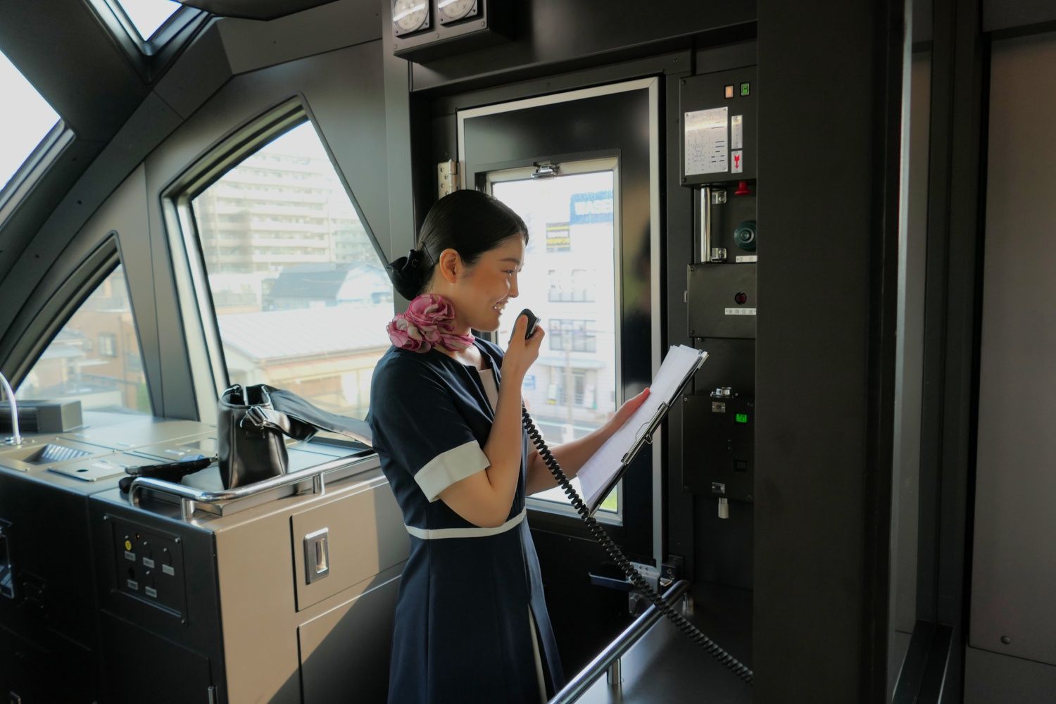 「伊予灘ものがたり」のアテンダント、大久保実奈さんが車内アナウンスのリハーサル（記者撮影）