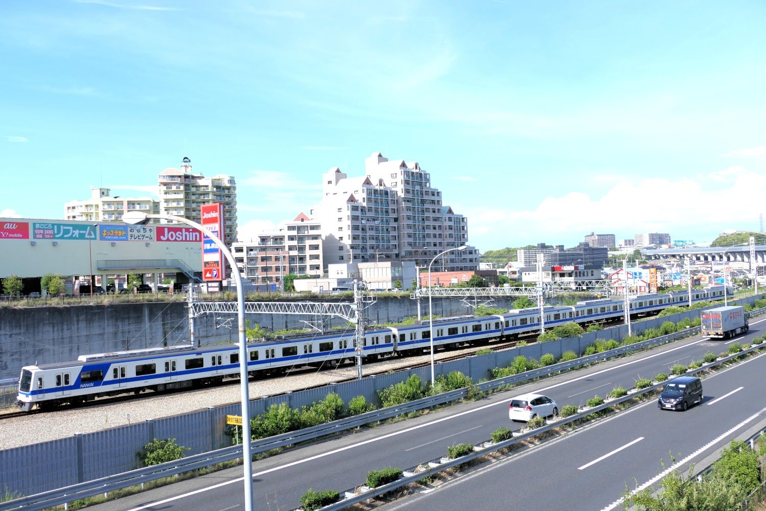 「5505編成」は濃い青一色のラインが入ったデザインがほかの5000系と異なる（記者撮影）