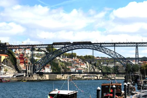 ドンルイス1世橋は上段がメトロ、下段が道路交通（筆者撮影）