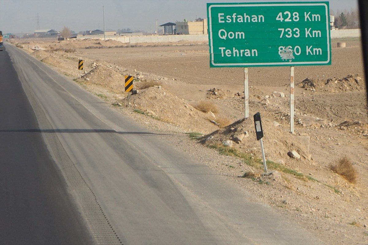 油絵　高速道路 1973年のオイルショックの最中に、高速道路の真ん中でピクニックをして