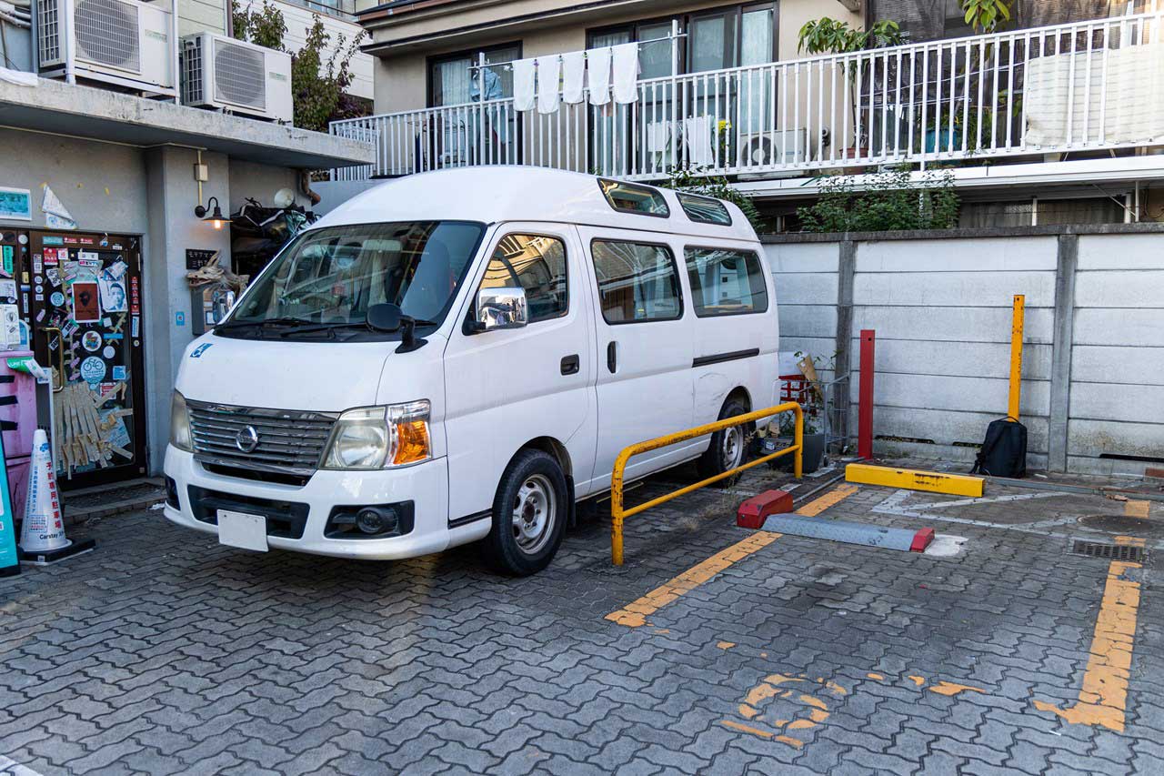 バンライフを送る宮本さんと愛車（東洋経済オンライン編集部撮影）