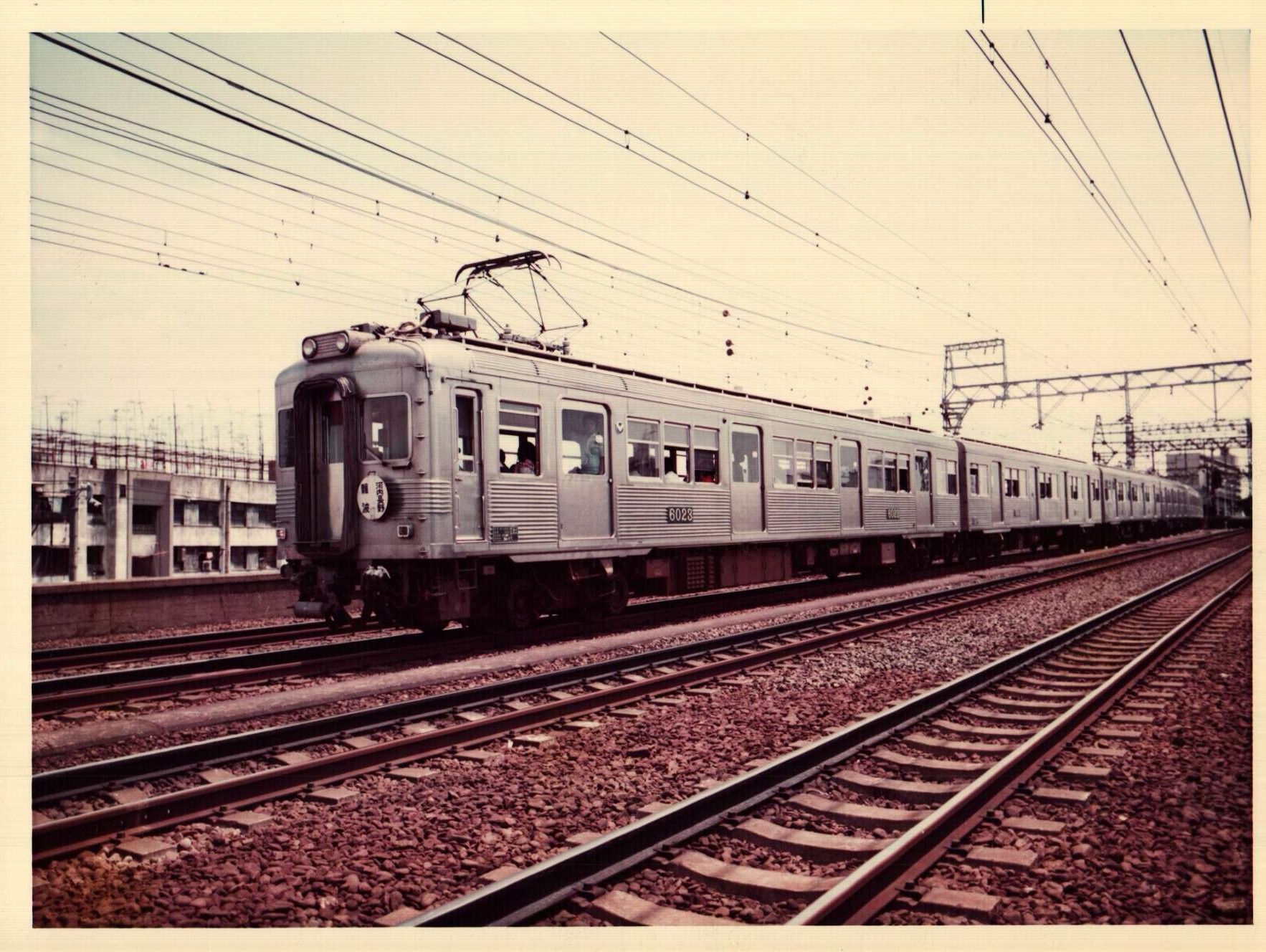 非冷房時代の南海6000系。パンタグラフは現在の下枠交差型ではなくひし形だ（写真：南海電鉄）