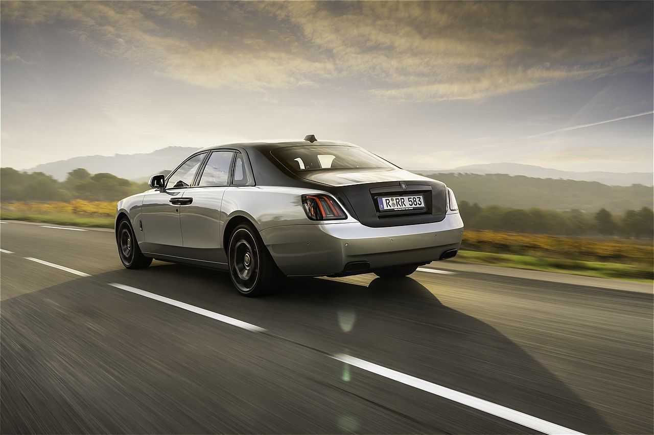 ロールス・ロイス「ブラックバッジ・ゴースト・シリーズⅡ」のAESTHETE - Jubilee Silver & Black（写真：Rolls-Royce Motor Cars）