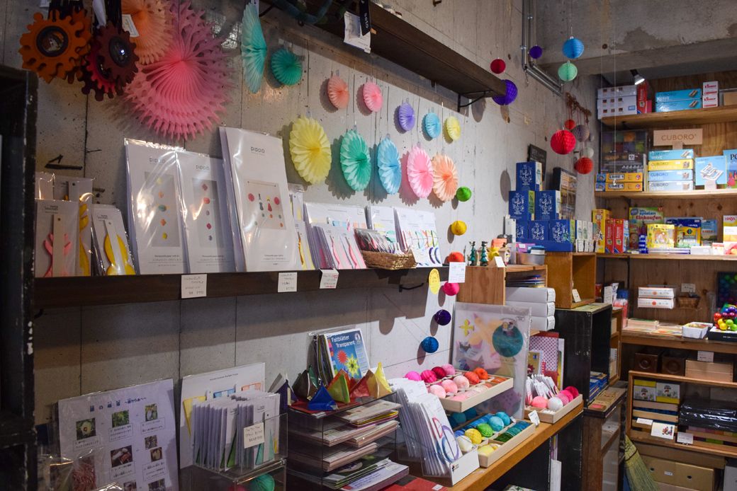 店内には、思わず手にとってしまうカラフルな雑貨が（写真：筆者撮影）
