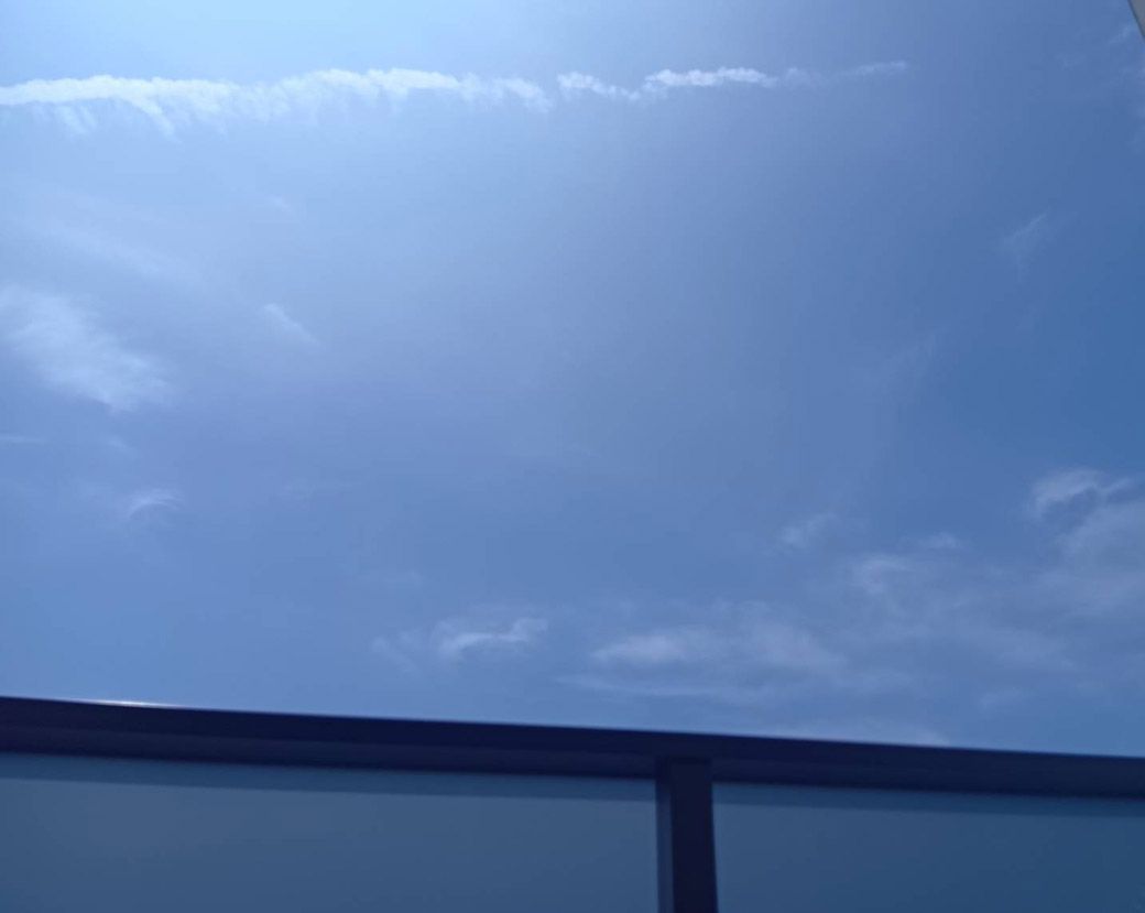 ひこうき雲を眺めたり……（著者撮影）