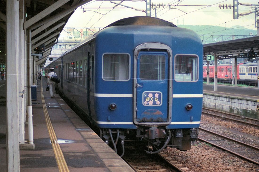 地上駅時代の長崎駅に到着した「さくら」（撮影：橋爪智之）