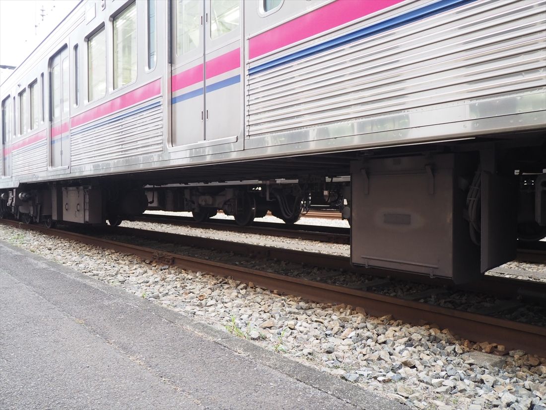 編成中には床下機器類の少ない車両もある（記者撮影）