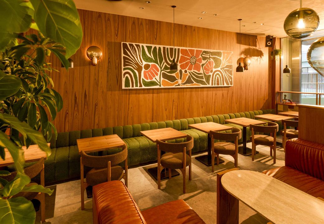 店内奥にはテーブルやソファ席も。どことなくハワイテイストを感じる（写真：KNOWS COFFEE提供）