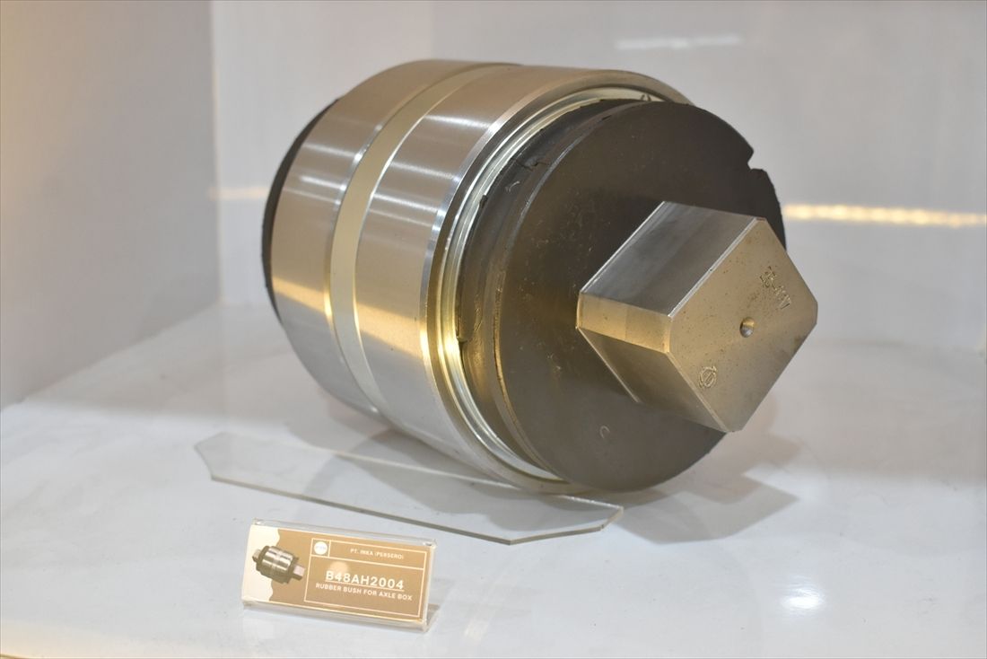 CLI-225型向けに開発製造された軸箱支持ゴム（筆者撮影）