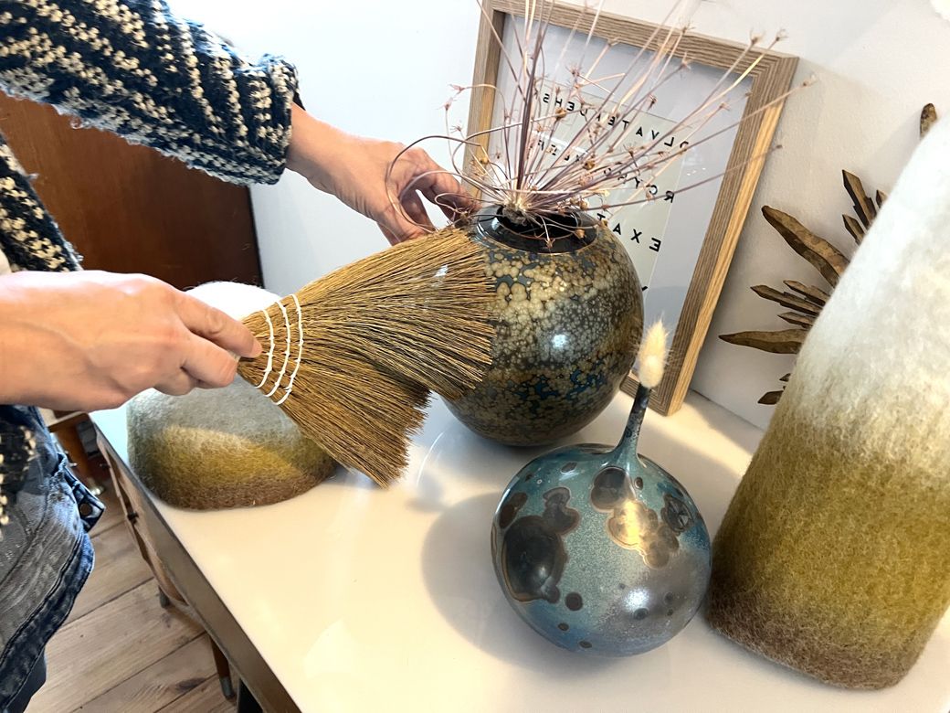 「花器のホコリ取りにもちょうど良いです」とナデージュさん（筆者撮影）